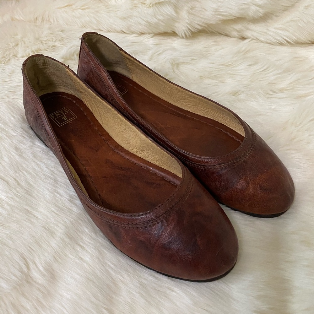 Frye Carson Flats Cognac